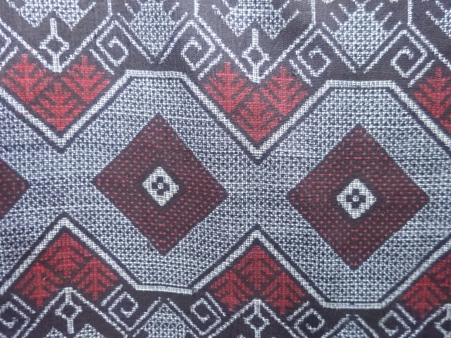 アンティーク　幾何学模様織出し本場正藍泥染大島紬着物（割り込み絣）